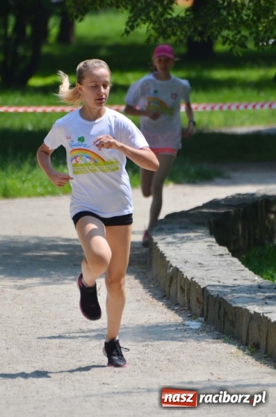 Zdjęcie w galerii na portalu naszraciborz.pl: Upał im niestraszny. Setki młodych biegaczy na starcie Raciborskiego Biegu Profilaktycznego  wiadomości z regionu