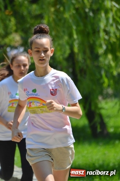 Zdjęcie w galerii na portalu naszraciborz.pl: Upał im niestraszny. Setki młodych biegaczy na starcie Raciborskiego Biegu Profilaktycznego  wiadomości z regionu