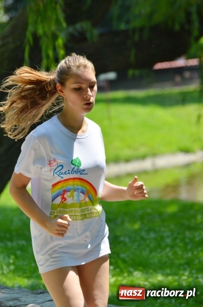 Zdjęcie w galerii na portalu naszraciborz.pl: Upał im niestraszny. Setki młodych biegaczy na starcie Raciborskiego Biegu Profilaktycznego  wiadomości z regionu