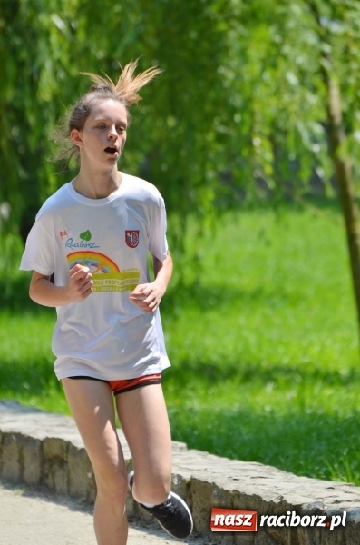 Zdjęcie w galerii na portalu naszraciborz.pl: Upał im niestraszny. Setki młodych biegaczy na starcie Raciborskiego Biegu Profilaktycznego  wiadomości z regionu