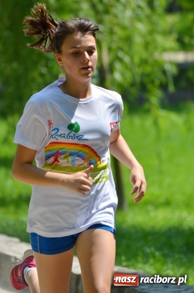Zdjęcie w galerii na portalu naszraciborz.pl: Upał im niestraszny. Setki młodych biegaczy na starcie Raciborskiego Biegu Profilaktycznego  wiadomości z regionu