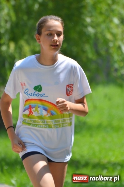 Zdjęcie w galerii na portalu naszraciborz.pl: Upał im niestraszny. Setki młodych biegaczy na starcie Raciborskiego Biegu Profilaktycznego  wiadomości z regionu