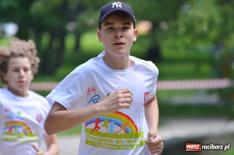 Zdjęcie w galerii na portalu naszraciborz.pl: Upał im niestraszny. Setki młodych biegaczy na starcie Raciborskiego Biegu Profilaktycznego  wiadomości z regionu