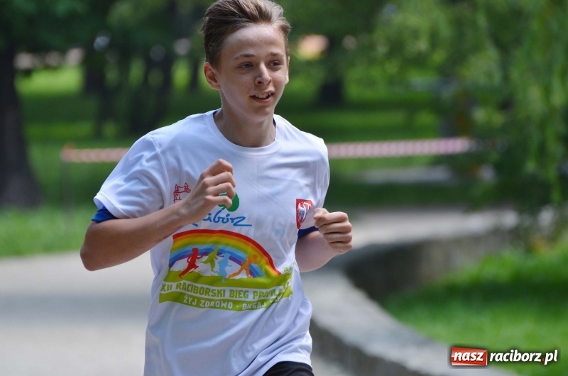 Zdjęcie w galerii na portalu naszraciborz.pl: Upał im niestraszny. Setki młodych biegaczy na starcie Raciborskiego Biegu Profilaktycznego  wiadomości z regionu