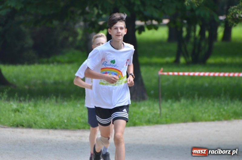 Zdjęcie w galerii na portalu naszraciborz.pl: Upał im niestraszny. Setki młodych biegaczy na starcie Raciborskiego Biegu Profilaktycznego  wiadomości z regionu