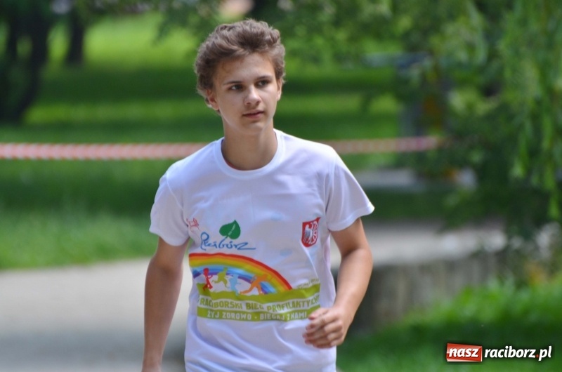 Zdjęcie w galerii na portalu naszraciborz.pl: Upał im niestraszny. Setki młodych biegaczy na starcie Raciborskiego Biegu Profilaktycznego  wiadomości z regionu