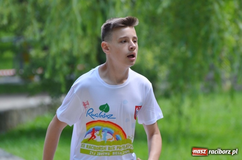 Zdjęcie w galerii na portalu naszraciborz.pl: Upał im niestraszny. Setki młodych biegaczy na starcie Raciborskiego Biegu Profilaktycznego  wiadomości z regionu