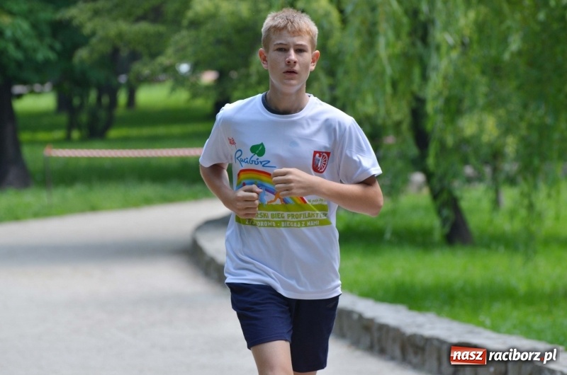 Zdjęcie w galerii na portalu naszraciborz.pl: Upał im niestraszny. Setki młodych biegaczy na starcie Raciborskiego Biegu Profilaktycznego  wiadomości z regionu