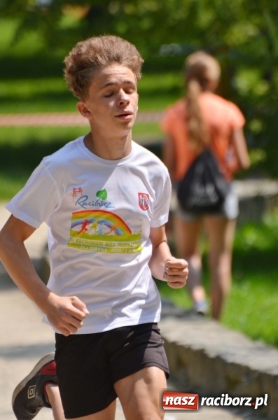 Zdjęcie w galerii na portalu naszraciborz.pl: Upał im niestraszny. Setki młodych biegaczy na starcie Raciborskiego Biegu Profilaktycznego  wiadomości z regionu