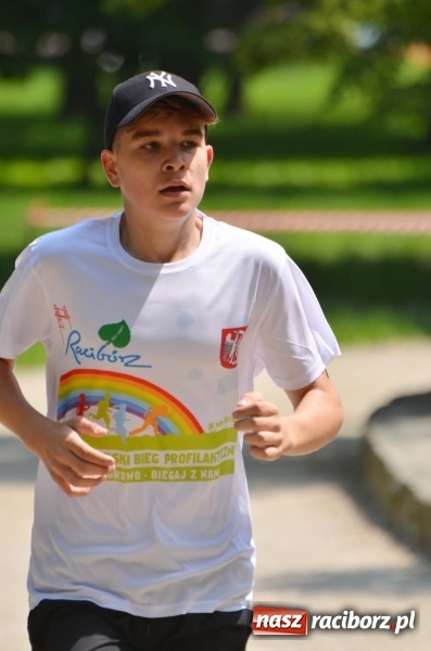 Zdjęcie w galerii na portalu naszraciborz.pl: Upał im niestraszny. Setki młodych biegaczy na starcie Raciborskiego Biegu Profilaktycznego  wiadomości z regionu