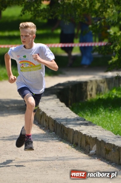 Zdjęcie w galerii na portalu naszraciborz.pl: Upał im niestraszny. Setki młodych biegaczy na starcie Raciborskiego Biegu Profilaktycznego  wiadomości z regionu