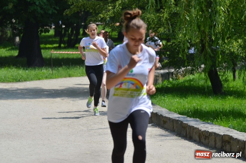 Zdjęcie w galerii na portalu naszraciborz.pl: Upał im niestraszny. Setki młodych biegaczy na starcie Raciborskiego Biegu Profilaktycznego  wiadomości z regionu