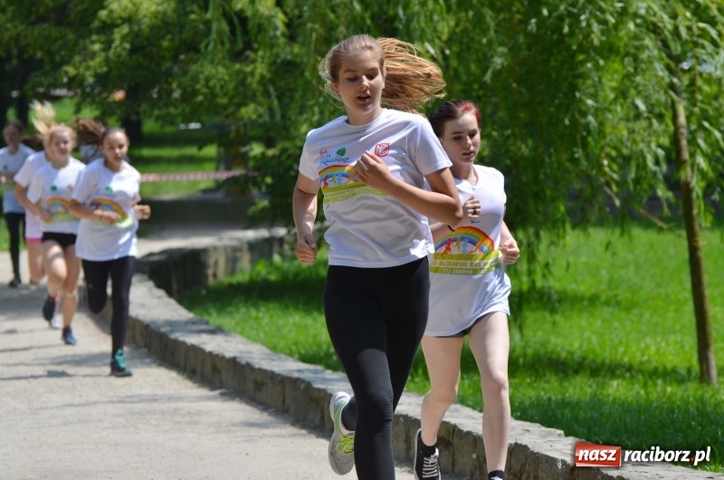 Zdjęcie w galerii na portalu naszraciborz.pl: Upał im niestraszny. Setki młodych biegaczy na starcie Raciborskiego Biegu Profilaktycznego  wiadomości z regionu