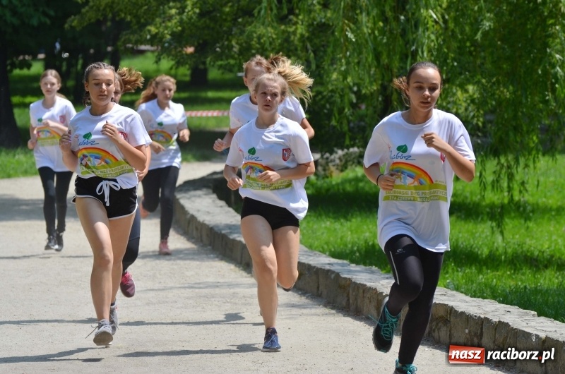 Zdjęcie w galerii na portalu naszraciborz.pl: Upał im niestraszny. Setki młodych biegaczy na starcie Raciborskiego Biegu Profilaktycznego  wiadomości z regionu
