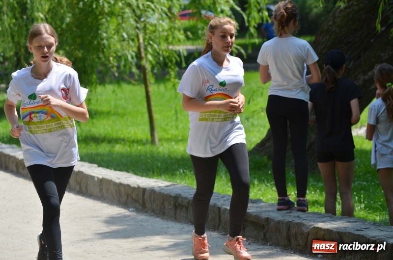 Zdjęcie w galerii na portalu naszraciborz.pl: Upał im niestraszny. Setki młodych biegaczy na starcie Raciborskiego Biegu Profilaktycznego  wiadomości z regionu