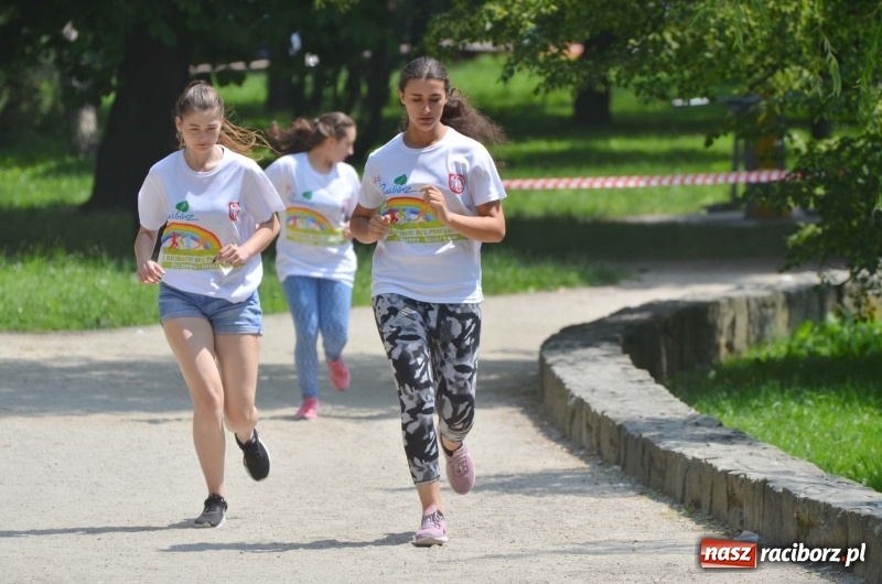 Zdjęcie w galerii na portalu naszraciborz.pl: Upał im niestraszny. Setki młodych biegaczy na starcie Raciborskiego Biegu Profilaktycznego  wiadomości z regionu