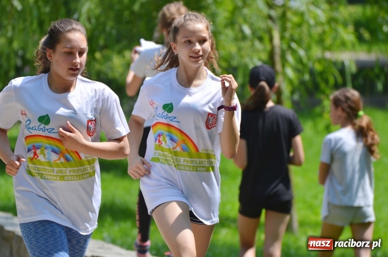 Zdjęcie w galerii na portalu naszraciborz.pl: Upał im niestraszny. Setki młodych biegaczy na starcie Raciborskiego Biegu Profilaktycznego  wiadomości z regionu