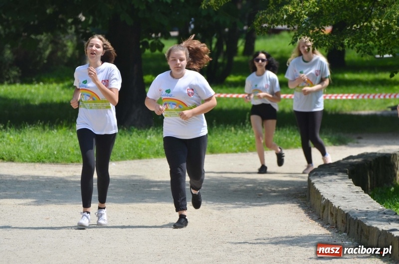 Zdjęcie w galerii na portalu naszraciborz.pl: Upał im niestraszny. Setki młodych biegaczy na starcie Raciborskiego Biegu Profilaktycznego  wiadomości z regionu