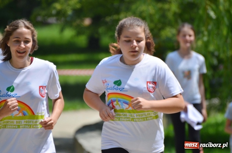 Zdjęcie w galerii na portalu naszraciborz.pl: Upał im niestraszny. Setki młodych biegaczy na starcie Raciborskiego Biegu Profilaktycznego  wiadomości z regionu
