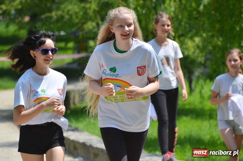 Zdjęcie w galerii na portalu naszraciborz.pl: Upał im niestraszny. Setki młodych biegaczy na starcie Raciborskiego Biegu Profilaktycznego  wiadomości z regionu