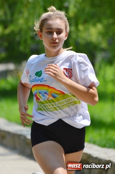 Zdjęcie w galerii na portalu naszraciborz.pl: Upał im niestraszny. Setki młodych biegaczy na starcie Raciborskiego Biegu Profilaktycznego  wiadomości z regionu
