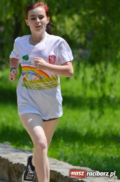 Zdjęcie w galerii na portalu naszraciborz.pl: Upał im niestraszny. Setki młodych biegaczy na starcie Raciborskiego Biegu Profilaktycznego  wiadomości z regionu