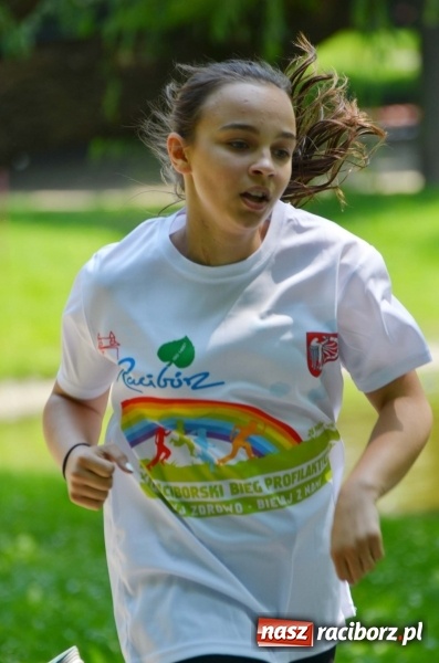 Zdjęcie w galerii na portalu naszraciborz.pl: Upał im niestraszny. Setki młodych biegaczy na starcie Raciborskiego Biegu Profilaktycznego  wiadomości z regionu