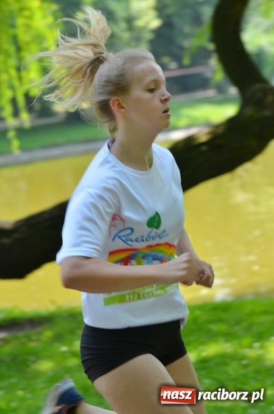 Zdjęcie w galerii na portalu naszraciborz.pl: Upał im niestraszny. Setki młodych biegaczy na starcie Raciborskiego Biegu Profilaktycznego  wiadomości z regionu