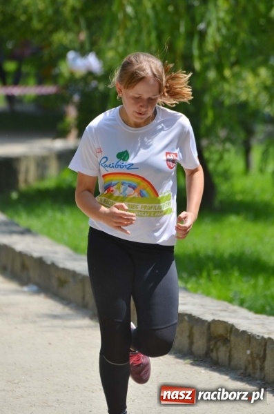 Zdjęcie w galerii na portalu naszraciborz.pl: Upał im niestraszny. Setki młodych biegaczy na starcie Raciborskiego Biegu Profilaktycznego  wiadomości z regionu