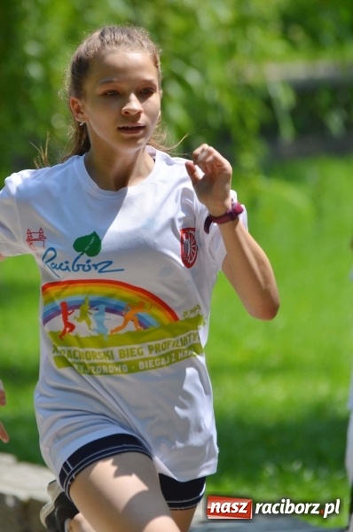 Zdjęcie w galerii na portalu naszraciborz.pl: Upał im niestraszny. Setki młodych biegaczy na starcie Raciborskiego Biegu Profilaktycznego  wiadomości z regionu