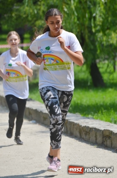 Zdjęcie w galerii na portalu naszraciborz.pl: Upał im niestraszny. Setki młodych biegaczy na starcie Raciborskiego Biegu Profilaktycznego  wiadomości z regionu