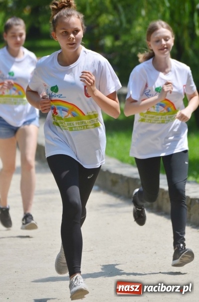 Zdjęcie w galerii na portalu naszraciborz.pl: Upał im niestraszny. Setki młodych biegaczy na starcie Raciborskiego Biegu Profilaktycznego  wiadomości z regionu
