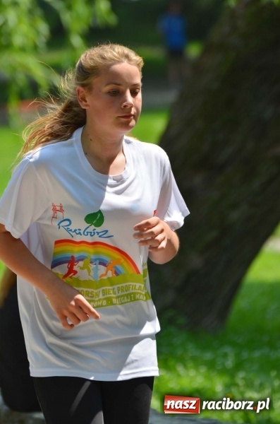 Zdjęcie w galerii na portalu naszraciborz.pl: Upał im niestraszny. Setki młodych biegaczy na starcie Raciborskiego Biegu Profilaktycznego  wiadomości z regionu