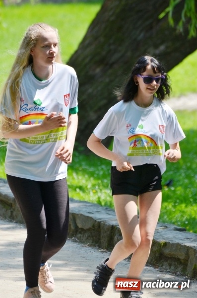 Zdjęcie w galerii na portalu naszraciborz.pl: Upał im niestraszny. Setki młodych biegaczy na starcie Raciborskiego Biegu Profilaktycznego  wiadomości z regionu
