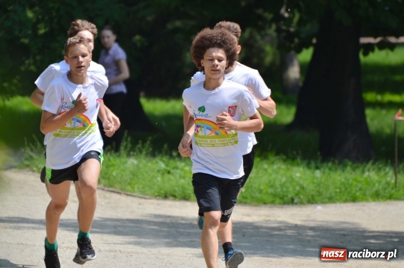 Zdjęcie w galerii na portalu naszraciborz.pl: Upał im niestraszny. Setki młodych biegaczy na starcie Raciborskiego Biegu Profilaktycznego  wiadomości z regionu
