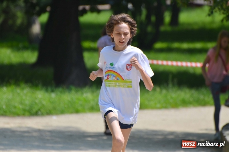 Zdjęcie w galerii na portalu naszraciborz.pl: Upał im niestraszny. Setki młodych biegaczy na starcie Raciborskiego Biegu Profilaktycznego  wiadomości z regionu