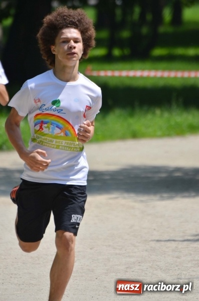 Zdjęcie w galerii na portalu naszraciborz.pl: Upał im niestraszny. Setki młodych biegaczy na starcie Raciborskiego Biegu Profilaktycznego  wiadomości z regionu