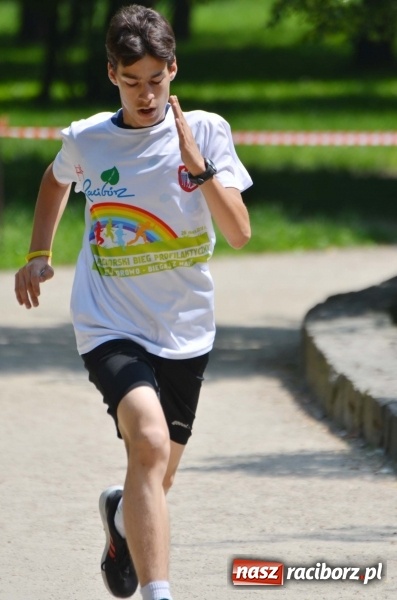 Zdjęcie w galerii na portalu naszraciborz.pl: Upał im niestraszny. Setki młodych biegaczy na starcie Raciborskiego Biegu Profilaktycznego  wiadomości z regionu