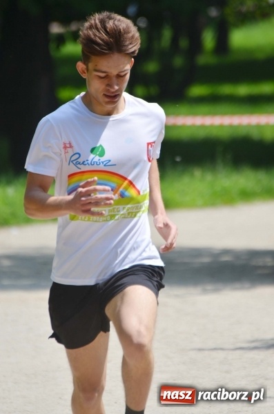 Zdjęcie w galerii na portalu naszraciborz.pl: Upał im niestraszny. Setki młodych biegaczy na starcie Raciborskiego Biegu Profilaktycznego  wiadomości z regionu