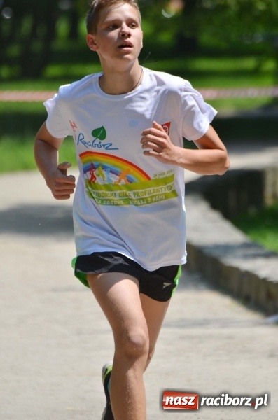 Zdjęcie w galerii na portalu naszraciborz.pl: Upał im niestraszny. Setki młodych biegaczy na starcie Raciborskiego Biegu Profilaktycznego  wiadomości z regionu