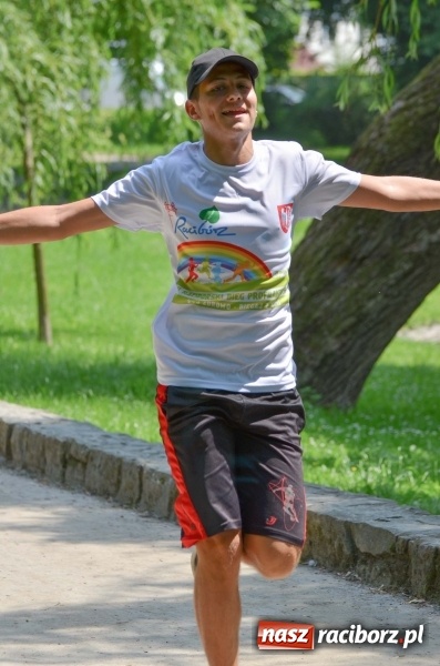 Zdjęcie w galerii na portalu naszraciborz.pl: Upał im niestraszny. Setki młodych biegaczy na starcie Raciborskiego Biegu Profilaktycznego  wiadomości z regionu