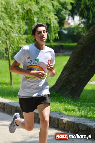 Zdjęcie w galerii na portalu naszraciborz.pl: Upał im niestraszny. Setki młodych biegaczy na starcie Raciborskiego Biegu Profilaktycznego  wiadomości z regionu