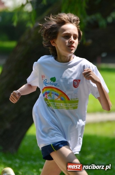 Zdjęcie w galerii na portalu naszraciborz.pl: Upał im niestraszny. Setki młodych biegaczy na starcie Raciborskiego Biegu Profilaktycznego  wiadomości z regionu