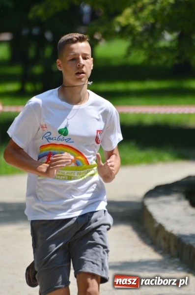Zdjęcie w galerii na portalu naszraciborz.pl: Upał im niestraszny. Setki młodych biegaczy na starcie Raciborskiego Biegu Profilaktycznego  wiadomości z regionu