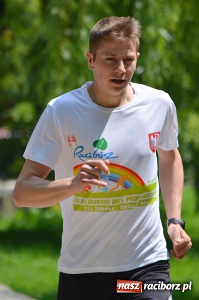 Zdjęcie w galerii na portalu naszraciborz.pl: Upał im niestraszny. Setki młodych biegaczy na starcie Raciborskiego Biegu Profilaktycznego  wiadomości z regionu
