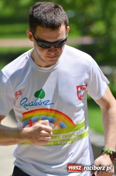Zdjęcie w galerii na portalu naszraciborz.pl: Upał im niestraszny. Setki młodych biegaczy na starcie Raciborskiego Biegu Profilaktycznego  wiadomości z regionu
