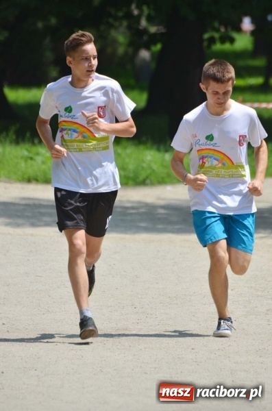 Zdjęcie w galerii na portalu naszraciborz.pl: Upał im niestraszny. Setki młodych biegaczy na starcie Raciborskiego Biegu Profilaktycznego  wiadomości z regionu