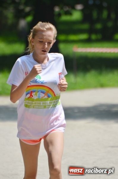 Zdjęcie w galerii na portalu naszraciborz.pl: Upał im niestraszny. Setki młodych biegaczy na starcie Raciborskiego Biegu Profilaktycznego  wiadomości z regionu