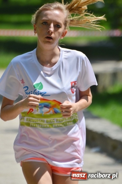 Zdjęcie w galerii na portalu naszraciborz.pl: Upał im niestraszny. Setki młodych biegaczy na starcie Raciborskiego Biegu Profilaktycznego  wiadomości z regionu