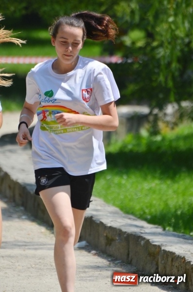Zdjęcie w galerii na portalu naszraciborz.pl: Upał im niestraszny. Setki młodych biegaczy na starcie Raciborskiego Biegu Profilaktycznego  wiadomości z regionu